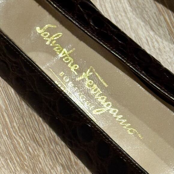 Salvatore Ferragamo Croc Embossed Vara Logo Bow Pump Brown Gold Size 8.5 - Picture 5 of 10